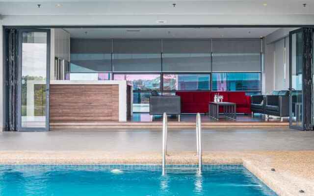 16pax Private Infinity Pool & Gym Located In Cyberjaya BioX