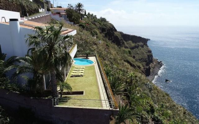 An uninterrupted 180º overlooking the Atlantic Ocean.
