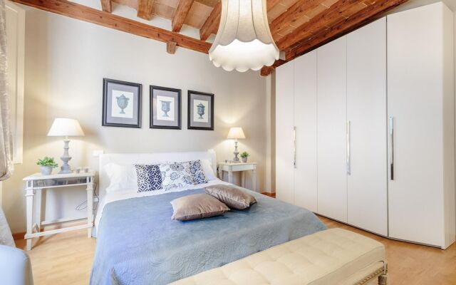 Casa Arias in Lucca With 2 Bedrooms and 1 Bathrooms