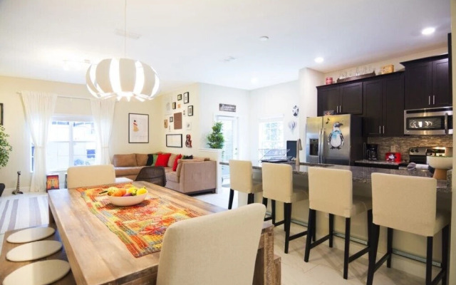 Luxury Townhome w/ Pool Sl4814