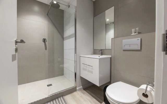 C502 Woodstock Quarters with Pool & Gym