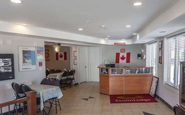 Econo Lodge Inn & Suites