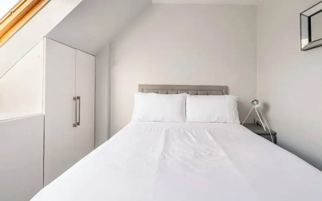 Stunning 5 Bedroom Large Apartment With Parking