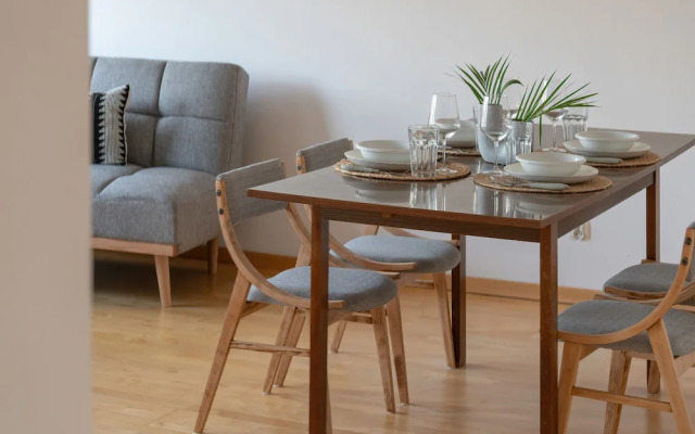 Apartment With Parking Poznań by Renters