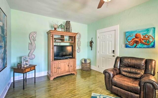 2 Mi to Beach & Seawall: Quaint Home in Galveston!