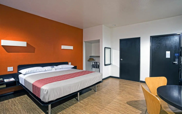 Motel 6 Newport Beach