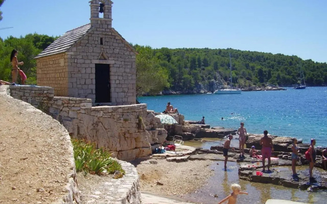 Apartments with a parking space Milna, Brac - 11088