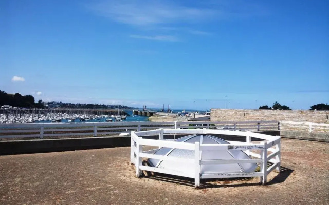 Hotel De La Mer