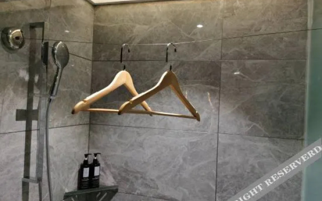Yihai Hotel (Zhengzhou South China City Longhu Jinyi City Shopping Center Branch)