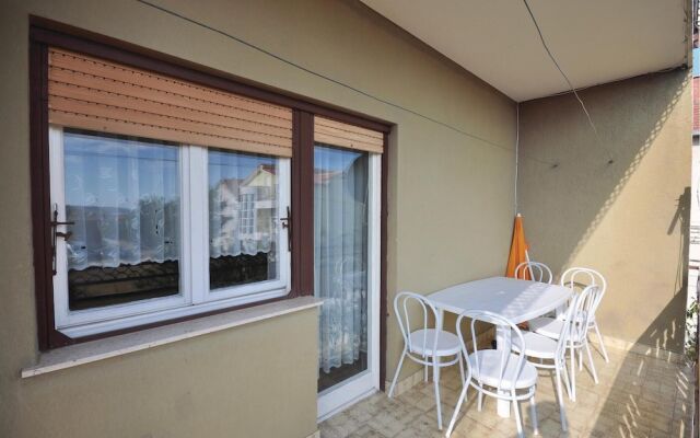 Nice Apartment in Kastel Luksic With 3 Bedrooms