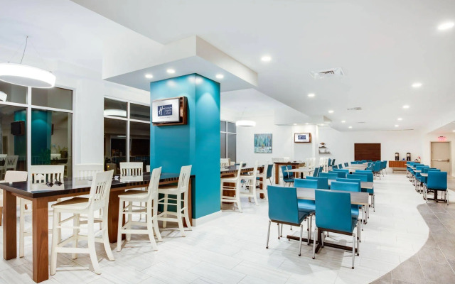 Holiday Inn Express & Suites Panama City Beach - Beachfront by IHG