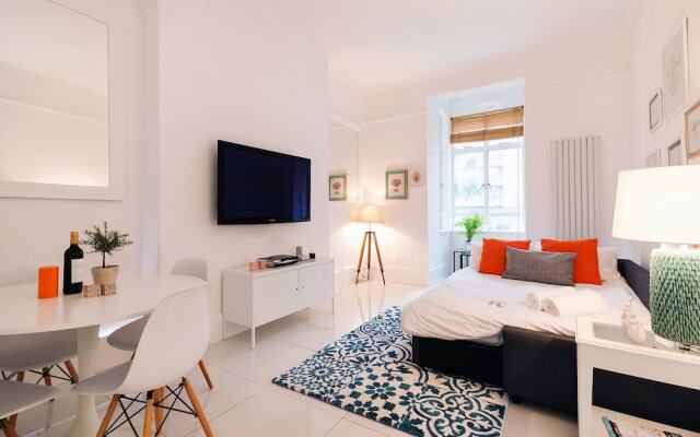 Bright Hazlitt Road Apartment