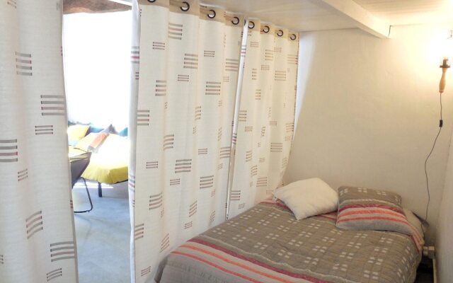 Studio in Villeneuve-lès-avignon, With Balcony
