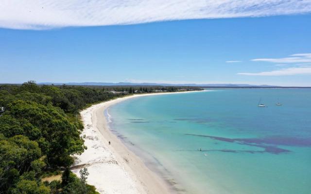 JUST-4-YOU! amazing sea views, WIFI, fullly air-conditioned, king bed