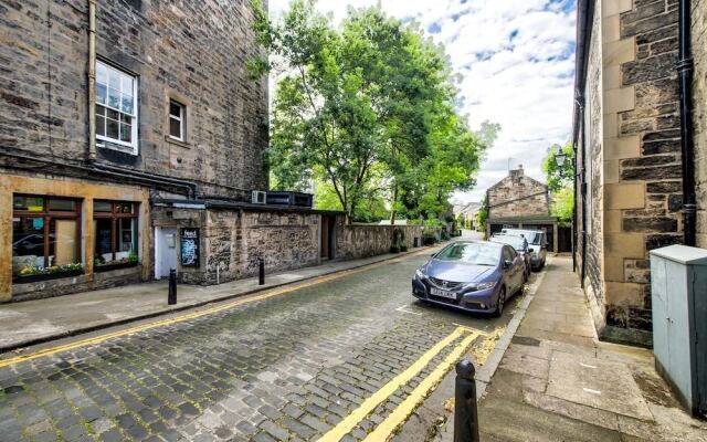 Cool St Stephen Street Apartment: Prime New Town Location