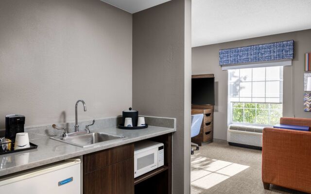 Hampton Inn & Suites State College at Williamsburg Square