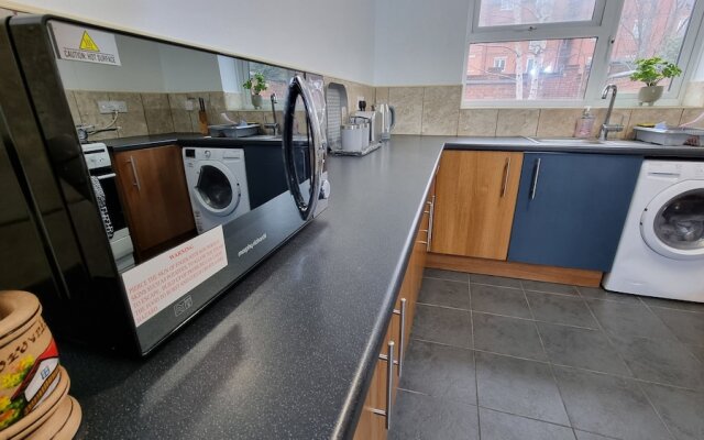 Spacious 4-bed House Great Location Coventry