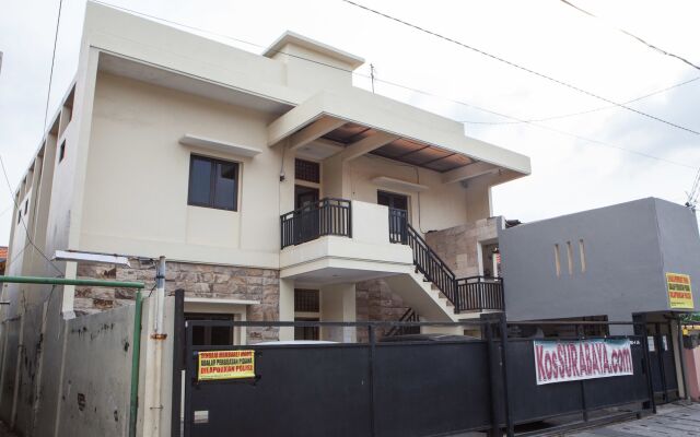 Reddoorz @ Raya Ngagel 3