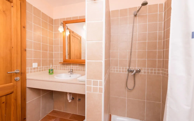 Can Canals in Art With 5 Bedrooms and 4 Bathrooms