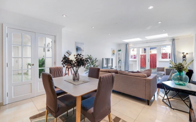 Isher 3 Bedroom 2 Bath Hse with Parking