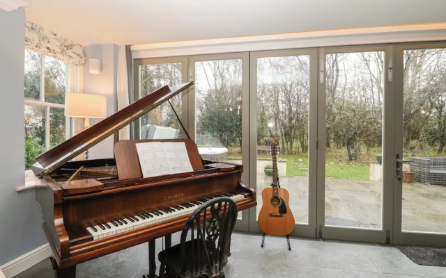 Vallis Oak Villa