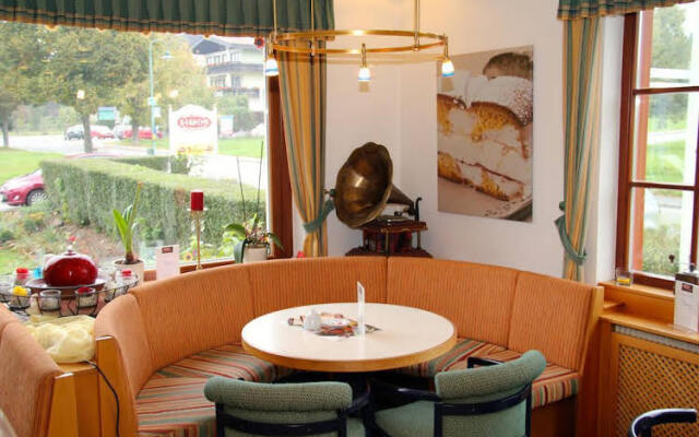 Simon - Hotel & Café