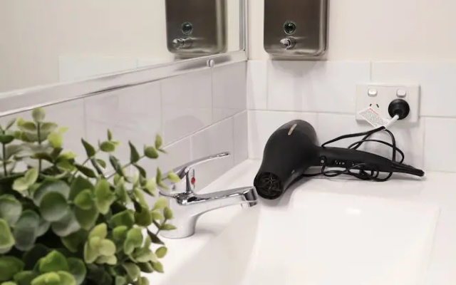 Emu Backpackers Perth - note - Valid Passport required for check in – Bathroom – Perth