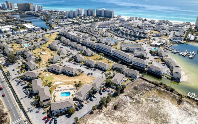 SPC 2013 is a Pet Friendly Upstairs 1 BR with Seasonal Beach Setup by RedAwning