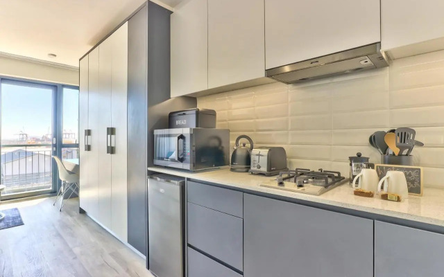 Stunning work pad on 1onAlbert- 601