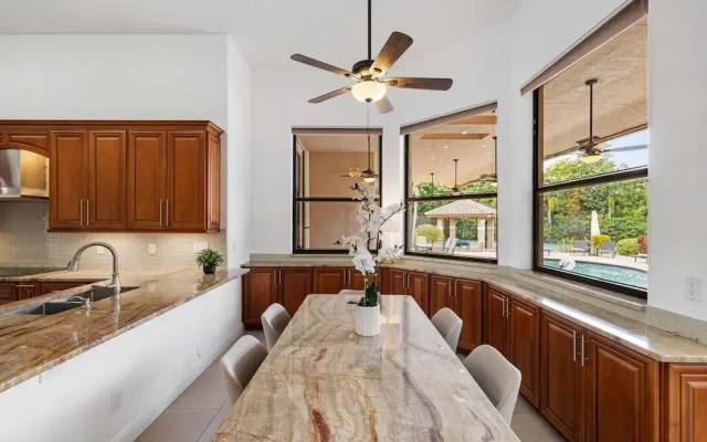 Grand 6BR Plantation Estate w/ Tennis & Pool