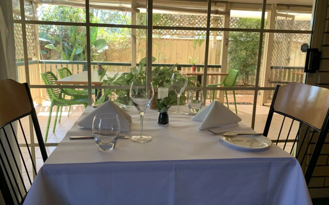 Riverland Motor Inn & River's Restaurant