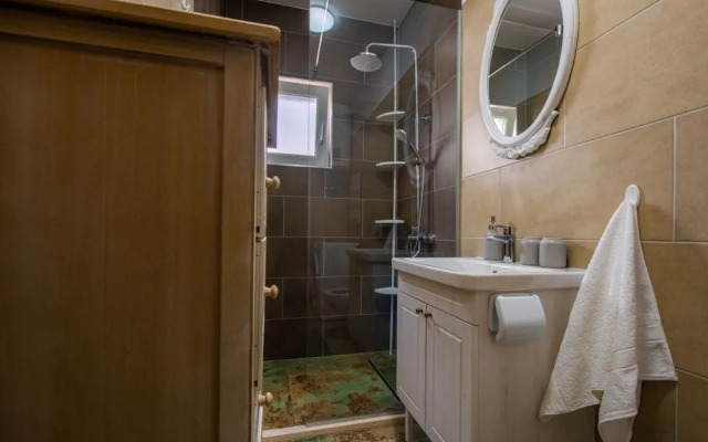 Charming and Tranquil Kastel Gomilica Apartment With Balcony and Patio