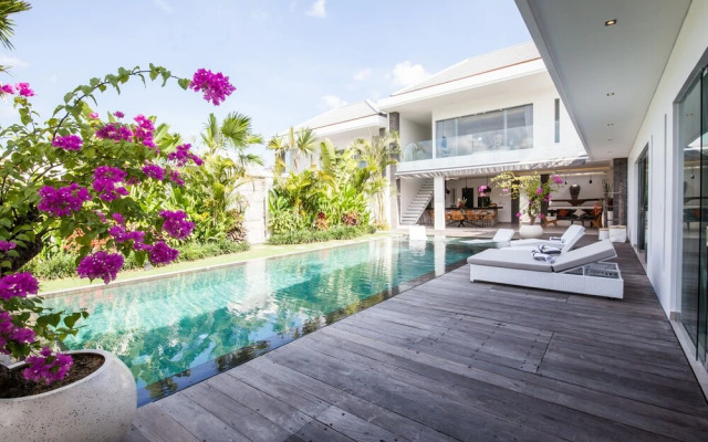 Captivating Villa Walk to the Beach