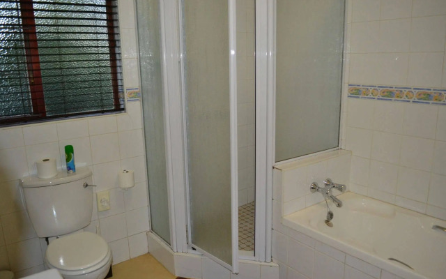 Gateway Country Lodge - Guest House