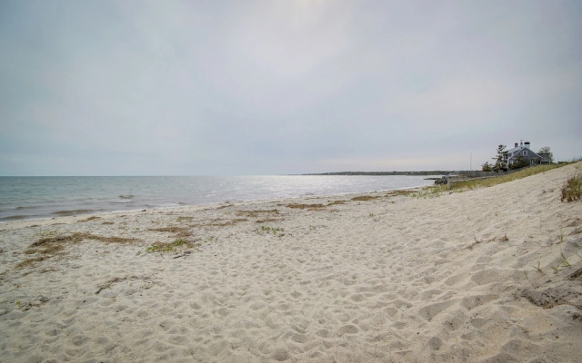 Walk to Beach: Chatham Getaway w/ Sunroom!