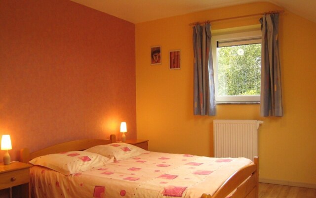 Spacious Holiday Home near Forest