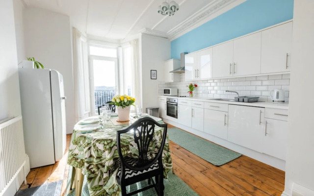 5-bed House With Distant sea Views in Plymouth