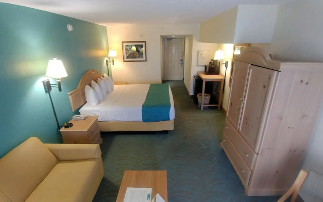 Tropical Winds Oceanfront Hotel