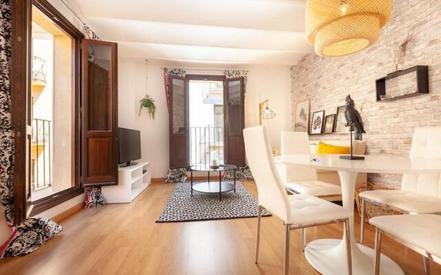 Beautiful Apartment in Abat Street by Batuecas