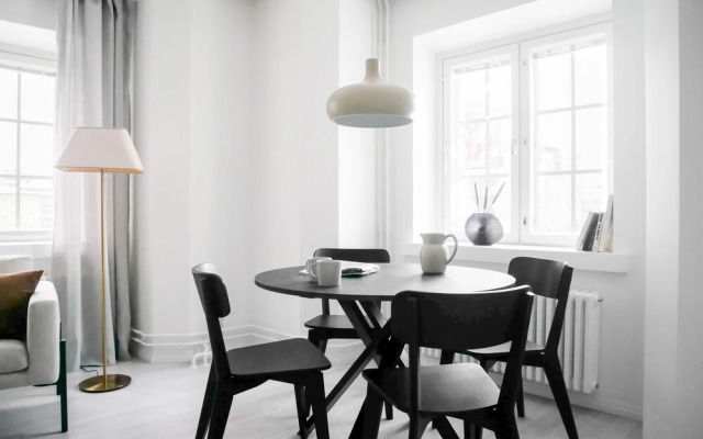 Luminous 2br with free parking & sauna