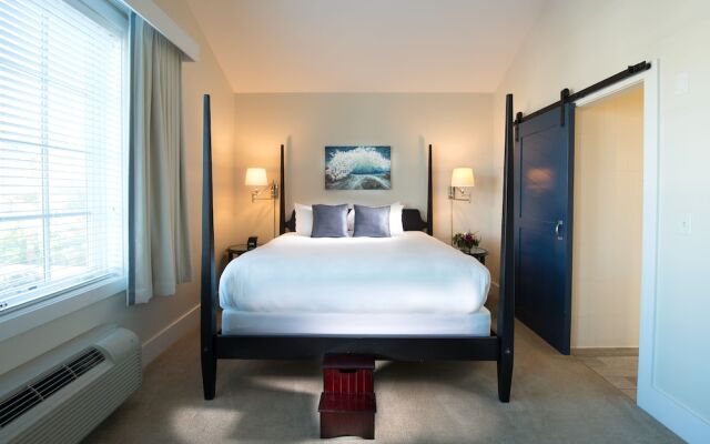 The Boathouse Waterfront Hotel & Marina