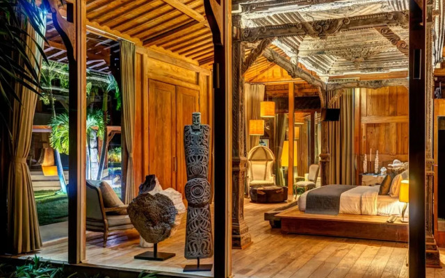 Palatial Wooden Villa, 4br, Lovina