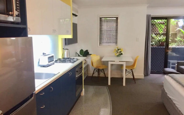Comfortable Studio Apartment In Leafy New Farm