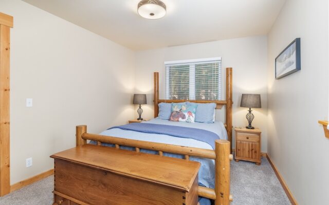 Getaway Moose 3 Bedroom Home by NW Comfy Cabins by RedAwning