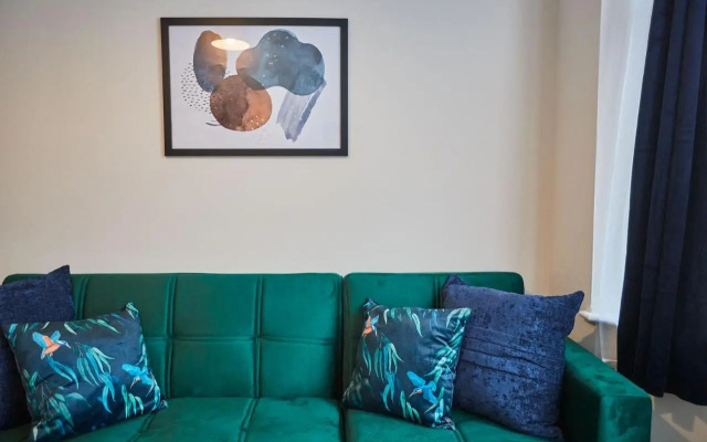 Elfleda Stay - Modern 5 Bedroom House with Parking