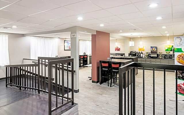 Farragut Inn & Suites