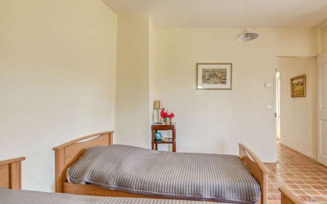 Quaint Holiday Home in Rustrel With Swimming Pool