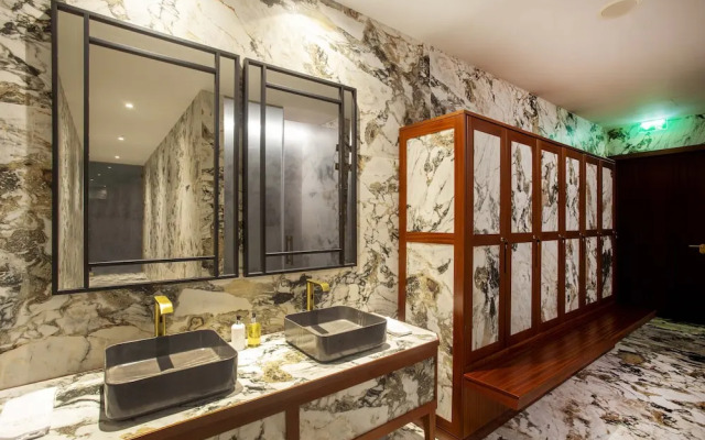 Wine & Books Porto Hotel