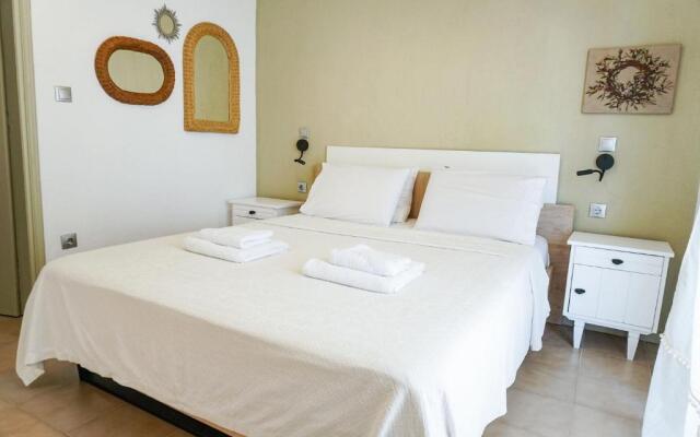 Delfini Villa, beachfront 2-bdrm maisonette