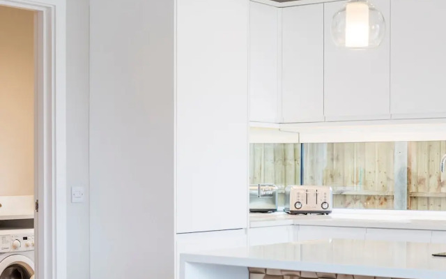 Stylish new Home With Parking - King Beds Garden
